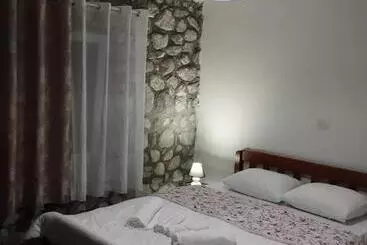 Hotel Bujtina Aroma E Malit