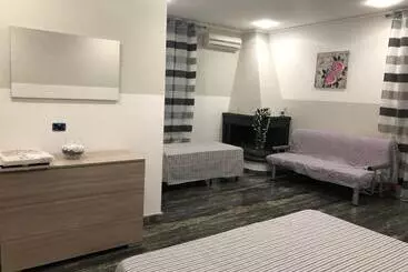 تختخواب و صبحانه Sweet Home