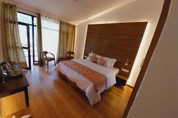 Hotel Crestmont Snow View Resort Ranikhet