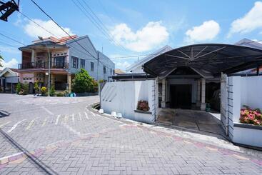 Hotel Oyo Life 3078 Kost Putri Made