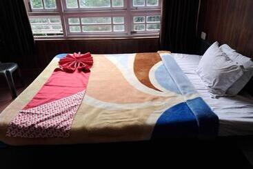 O 35610 Hotel Shayabong