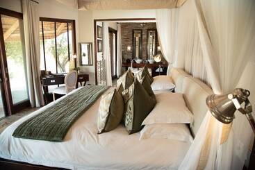 Makanyi Private Game Lodge