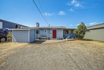 Oceanfront Cottage W/ Patio & Views In Birch Bay!