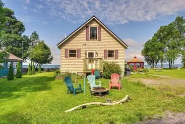コテージ Lakefront Views & Private Yard: Three Mile Bay Gem