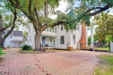 کلبه Historic Lake Charles Estate: Walk To Downtown!