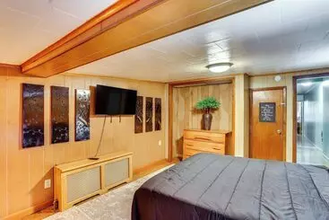 Mökkimajoitus Pet Friendly Mt Carmel Home: Playroom, Fenced Yard