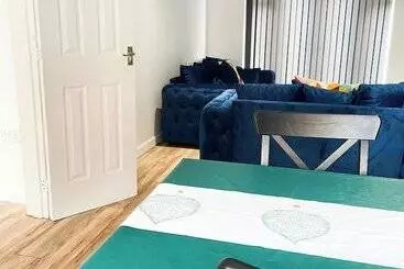 Residenssi Essex Spacious House