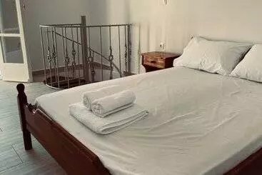 اقامتگاه Family House For 5 By Tinosstay