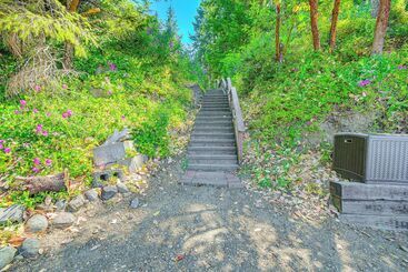 Hus på landet Scenic Hood Canal Home W/ Private Beach & Hot Tub!