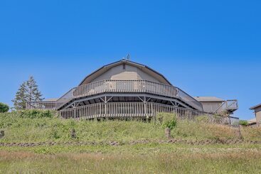 Landhus Spacious Camano Home W/ Hot Tub & Water Views!