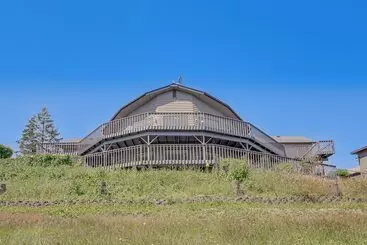 Mökkimajoitus Spacious Camano Home W/ Hot Tub & Water Views!