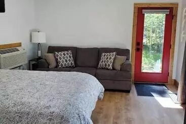 Mökkimajoitus Expedition Inn