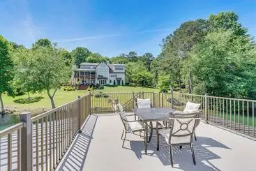 Mökkimajoitus Lakefront Hiawassee Gem: Boat Dock W/ Rooftop Deck