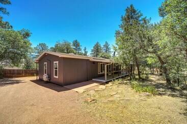 Gîte Rural Pine Home W/ Decks & Grill < 1 Mi To Downtown!