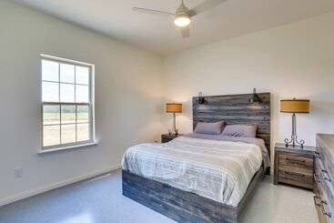 Dom wiejski Sleek Jacksboro Home W/ Fireplace + Patio!