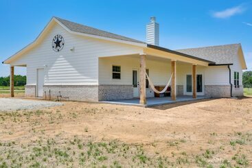 Hus på landet Sleek Jacksboro Home W/ Fireplace + Patio!