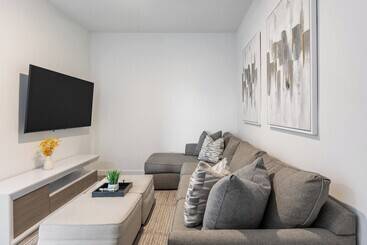 コテージ Radiant Realm Avantstay 30mins To Disney + Private Pool