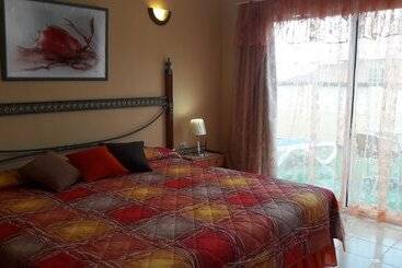 پانسیون Hostal Olivia Boca De Camarioca