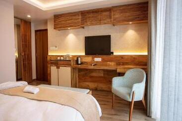 Hotel Teo Suites International Airport