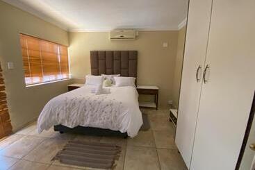 פנסיון Lizzards Villa Guest House