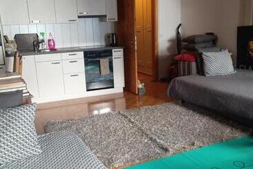 Herberge Bed In Shared Vintage Room, Old Town, Kitchen ,no Net