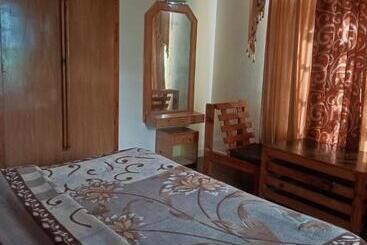 Отель Compare Royal Inn