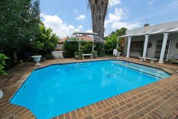 تختخواب و صبحانه Hill Manor Room 1 Self Catering Unit