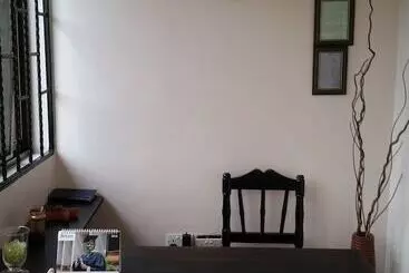 تختخواب و صبحانه Raha Leo Inn