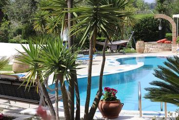 فندق Mary Helen Apartments