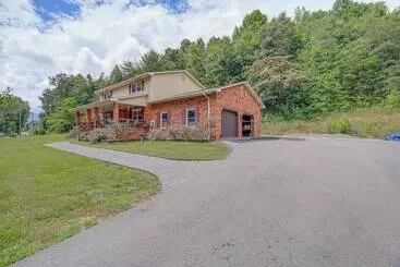 Mökkimajoitus Peaceful Bluff City Retreat W/ Fire Pit & Grill