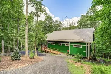 Mökkimajoitus Pet Friendly West Jefferson Home W/ River View!