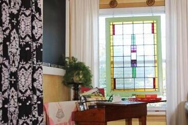 민박 The Old Liberty Schoolhouse