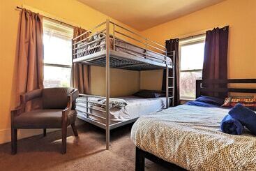 Bunk & Brew Historic Lucas House Hostel