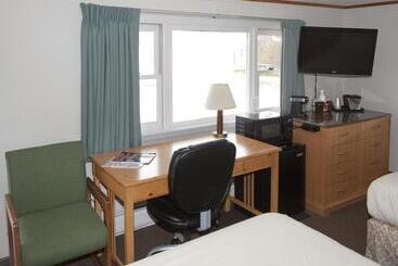 The Bluebird Motel Maine