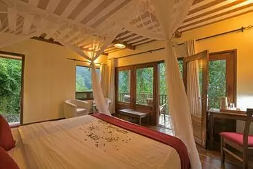 هتل Four Gorillas Lodge