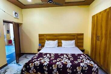 Hotel Saini Bhawan 100m From Bankey Bihari, 500m From Premanand Ji Maharaj