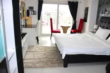 هتل Deluxe Room With King Bed And Balcony At Kandi Palace