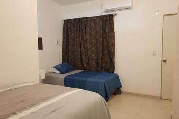 Pension (Hôtel basse catégorie) Manila Suites