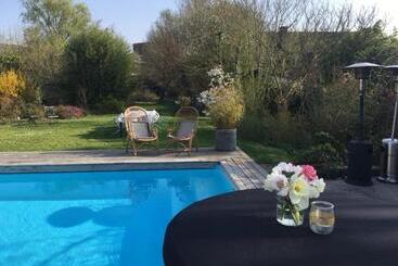 تختخواب و صبحانه Aux3maisons