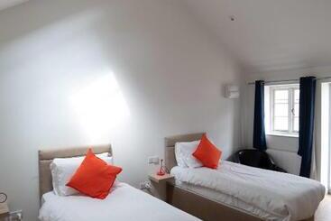 Общежитие Twin Deluxe Disabled Access And Wet Room With Courtyard View Newton