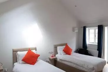 ユースホステル Twin Deluxe Disabled Access And Wet Room With Courtyard View   Newton