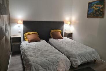 צימר Gîte En Face Du Château De Nizas, Renovation Totale Et Changement De Proprietaire, 4 Chambres D Hôte