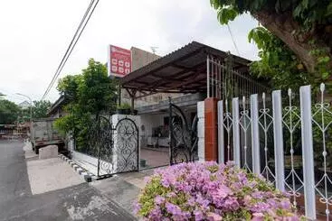 Hotel Reddoorz @ Osuko Residence Sukomanunggal Jaya