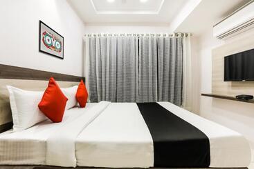 Fabhotel Meera Palace