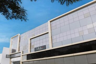 Fabhotel Meera Palace