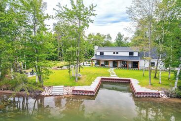 Cottage On Crooked River W/ Dock + Slip!