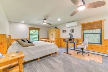 별장 Michigan Cabin W/ On Site Fishing Pond & Deck