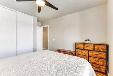 Mökkimajoitus Peoria Home W/ Fenced In Yard & Patio!