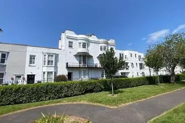 Residenssi Beautiful 5 Bedroom Regency House / Pets Welcome