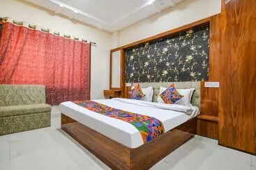 Fabhotel Royal Palace
